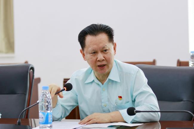 党委书记张东生主持报告会